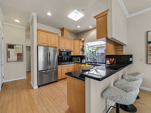 4th image of 35 Amherst Ct