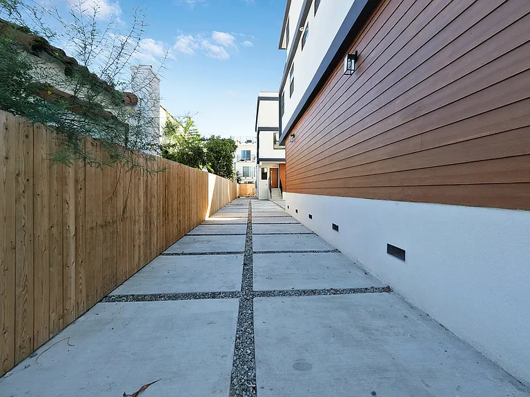 1858 S Redondo Blvd #5/6 — Photo 27