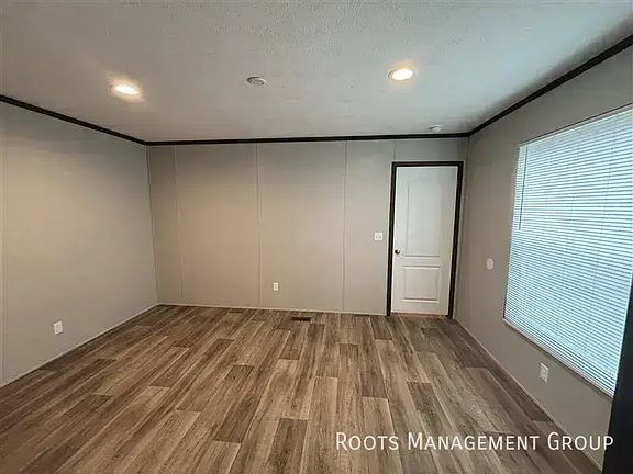 4th image of 700 E 6th St #100