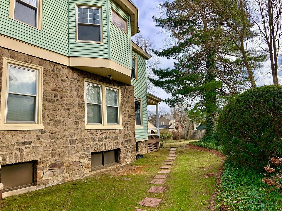 FRONT, SIDE, REAR YARDS ATTRACTIVELY LANDSCAPED & MAINTAINED by OWNER