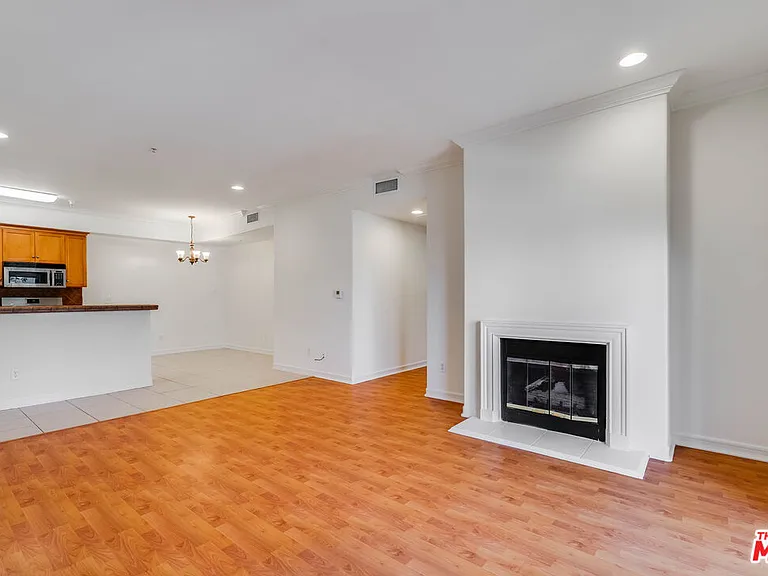 2335 S Bentley Ave #201 — Photo 2