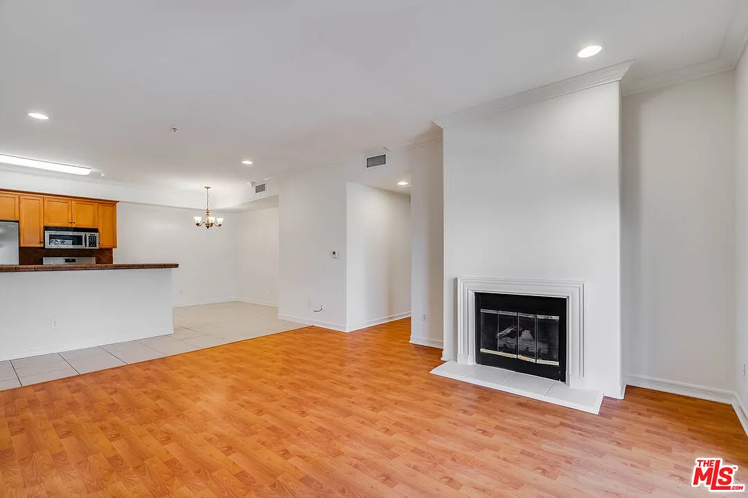 Building Photo - 2335 S Bentley Ave #201