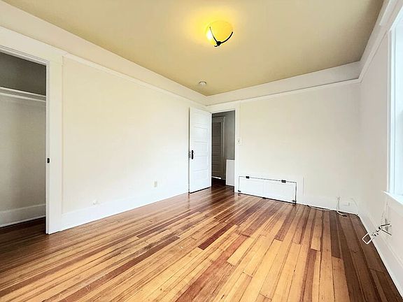3rd image of 1048 Laguna Ave