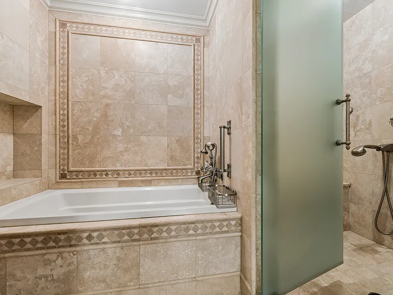 200 E Delaware Pl #4DE — Photo 35