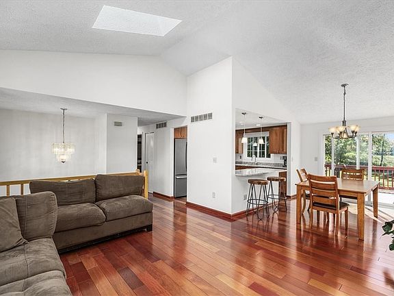 4th image of 121 Clearbrook Dr