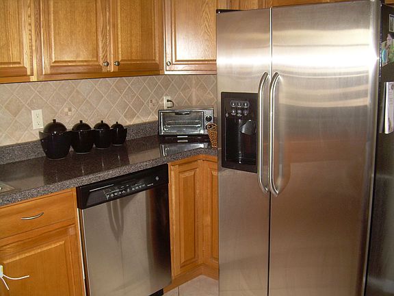 Eat in Kitchen w GE Stainless Appliances