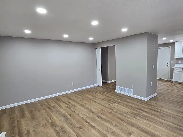 4480 S Queen St — Photo 4