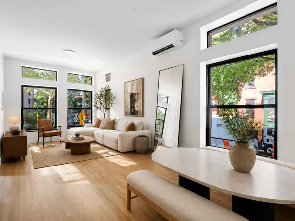 122 Willoughby Avenue image 1 of 7