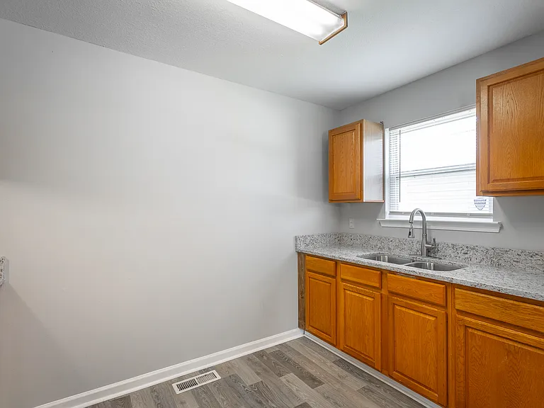 1621 Oak St — Photo 18