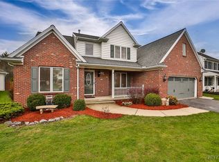 6 Windsor Ridge Dr, Lancaster, NY 14086