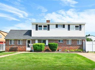 4 Comet Ln, Levittown, NY 11756