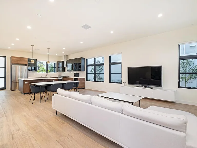 822 S Plymouth Blvd #4 — Photo 10