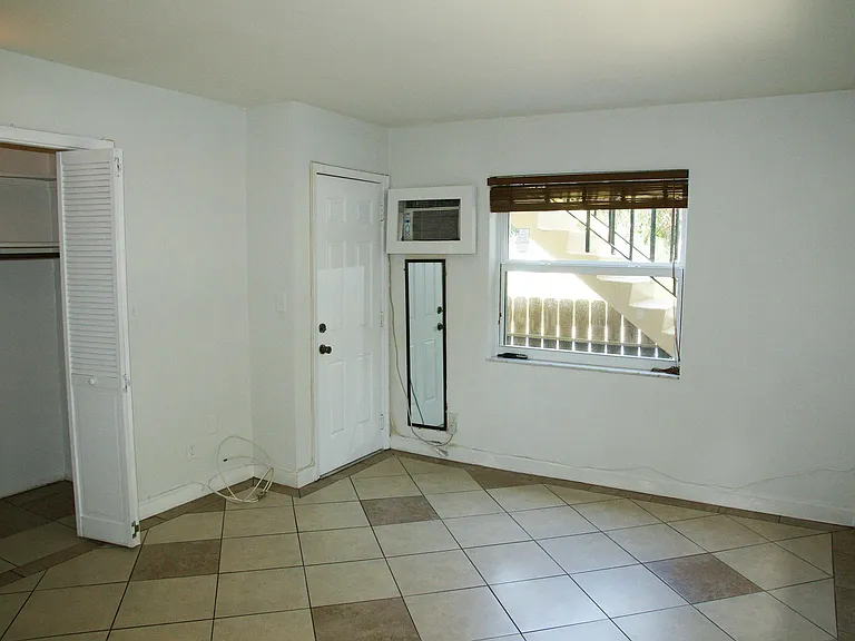 2031 SE 5th St #6 — Photo 11