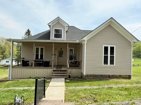 447 Blueville Dr, Grafton, WV 26354