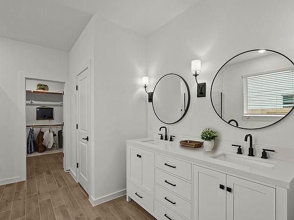 Primary bath with dual sinks