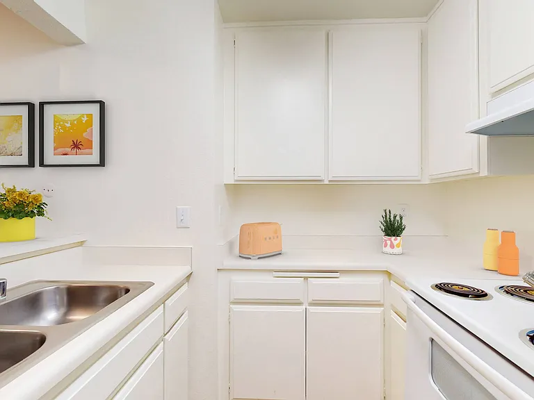 Village Pointe Apartments — Photo 7