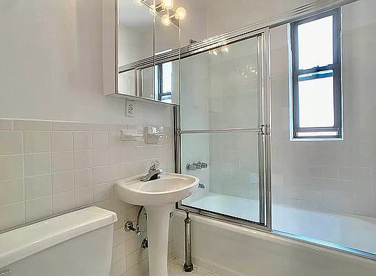 4th image of 235 E 46th St APT 4C