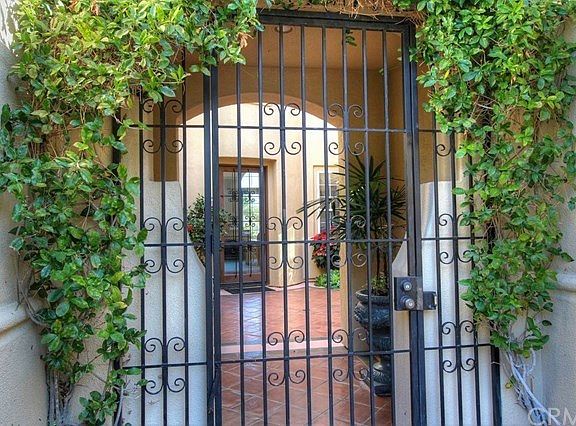 Charming Courtyard Entry