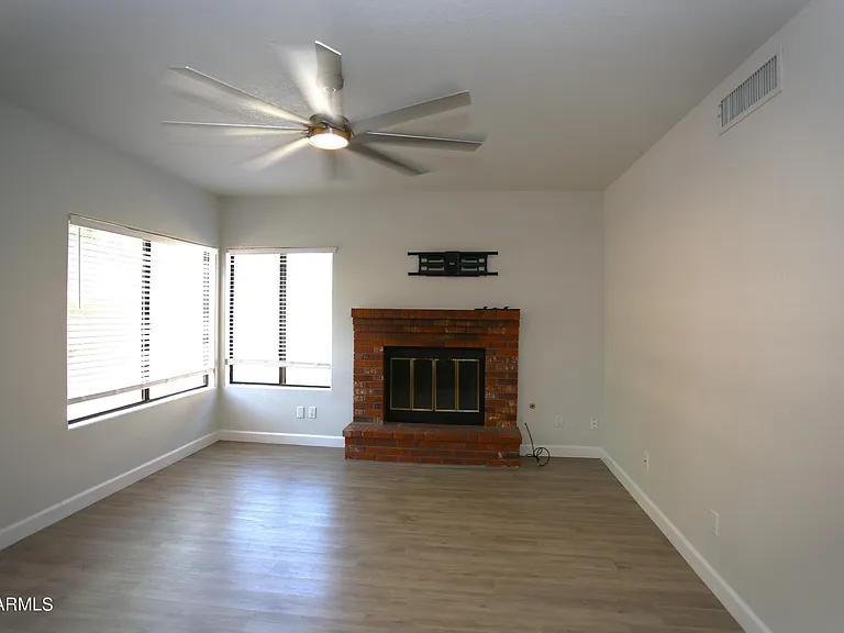 924 E Manor Dr — Photo 7