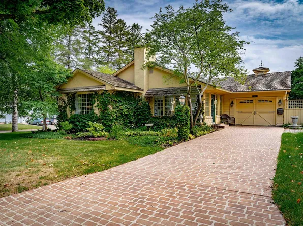 302 6th St, Grundy Center, IA 50638