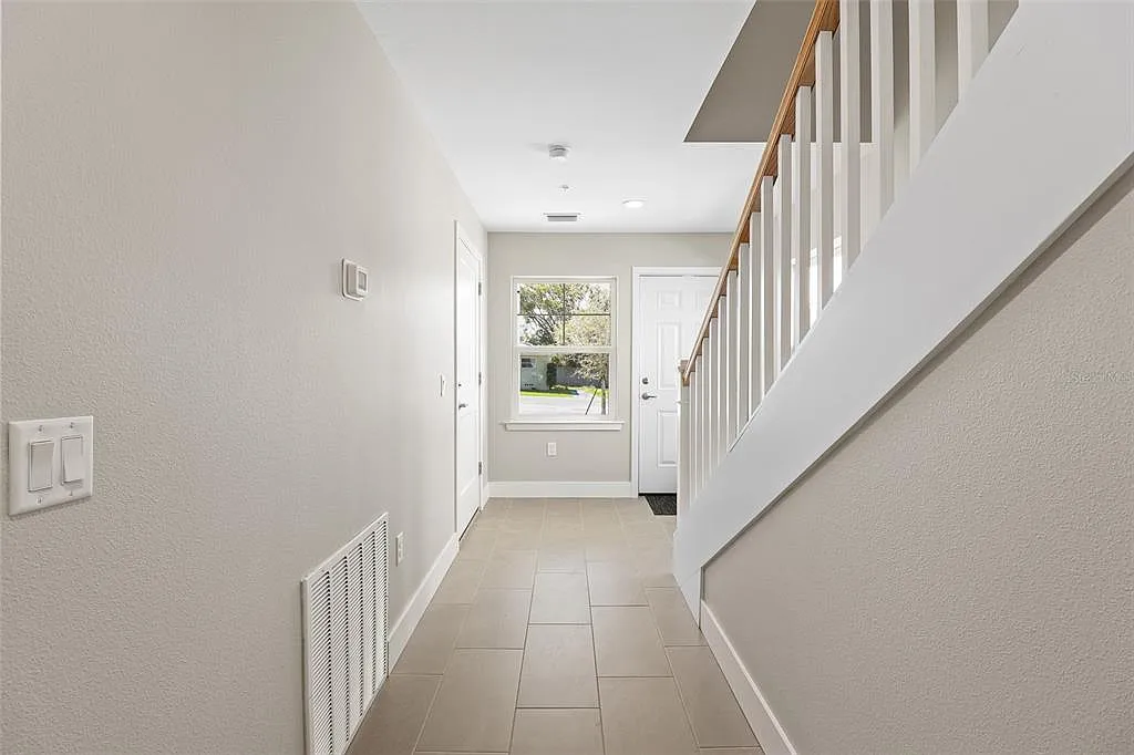2 bed, 2.5 bath, 1900 sqft, $2,000 — Photo 4