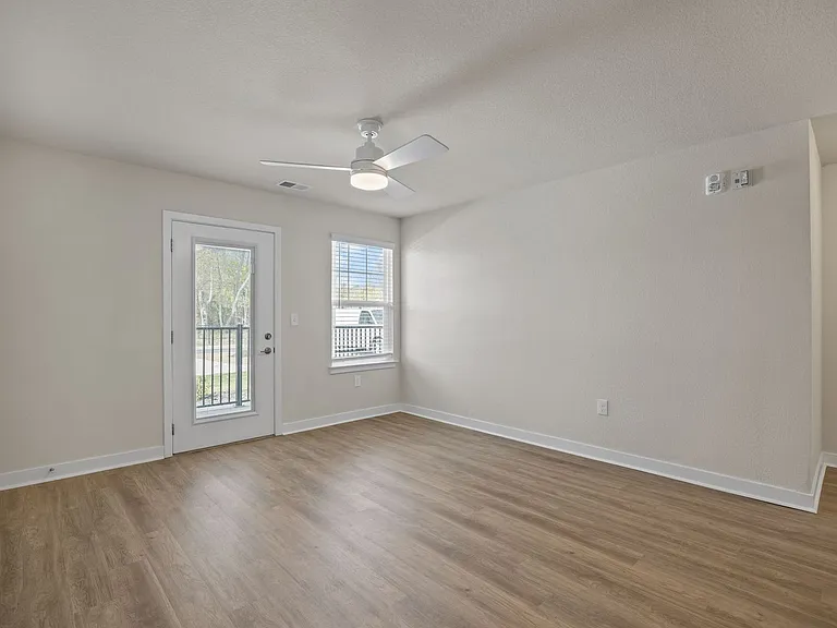 Harbor Village Apartments — Photo 37