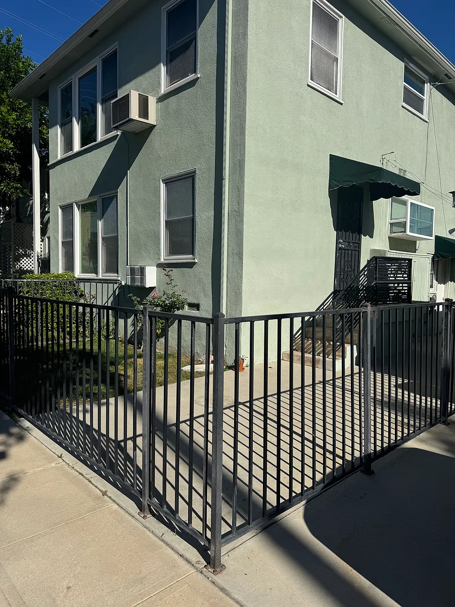 Photo 2 of 17 - 1920 W Verdugo Ave #F - Burbank, CA Building Photo - 1920 W Verdugo Ave #F