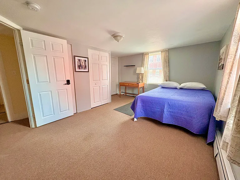 285 Roxbury St — Photo 8