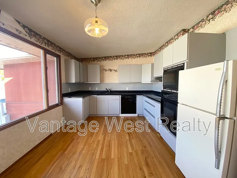 1319 Kelglen Cres #A — Photo 22