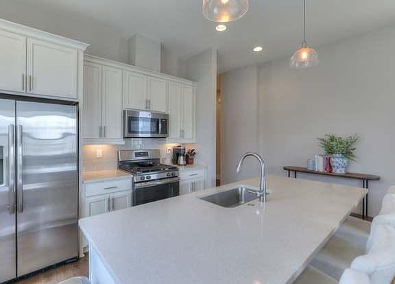 2nd image of 522 Vernon Cir