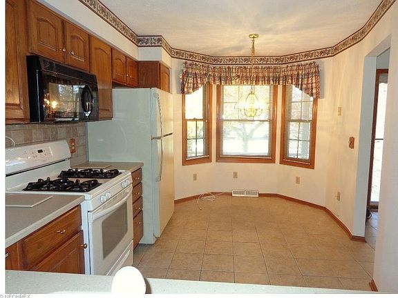 5th image of 120 Waters Edge Dr