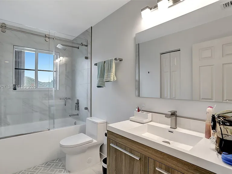 1653 Winterberry Ln — Photo 8