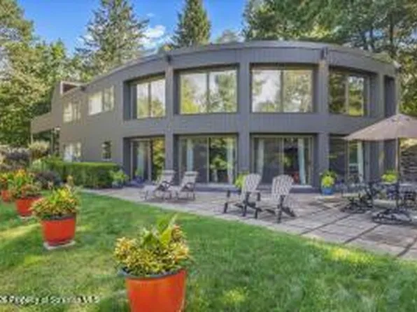 1312 N Abington Rd, Waverly Township, PA 18414