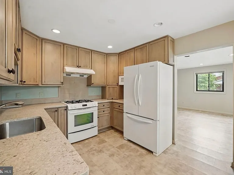 10419 Darby St — Photo 12