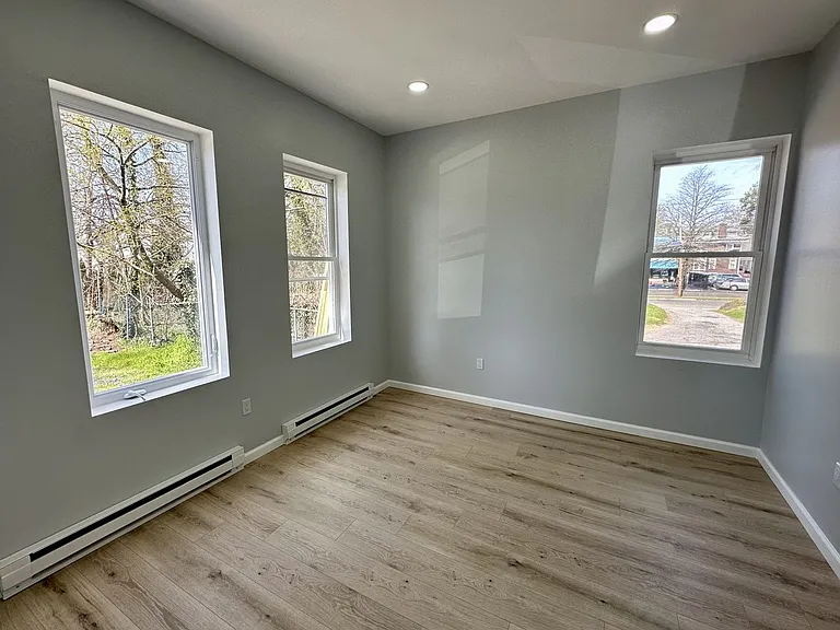 1109 W State St — Photo 11