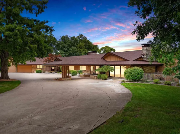 1800 Winged Foot Dr, Pekin, IL 61554