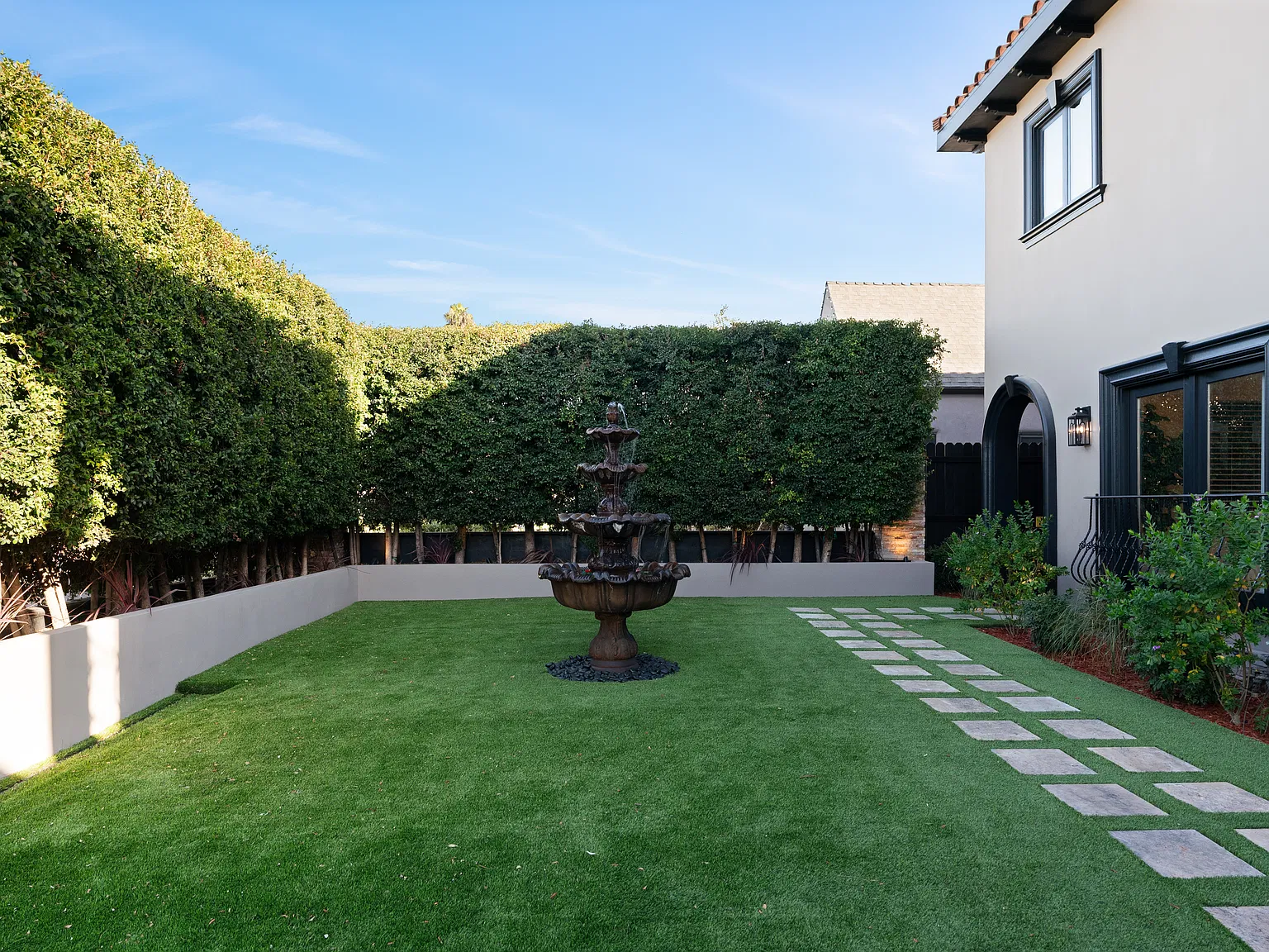 9 bed, 4537 sqft, $2,300 — Photo 2