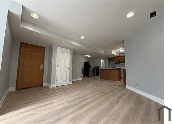 3 bed, 1350 sqft, $3,100 — Photo 2