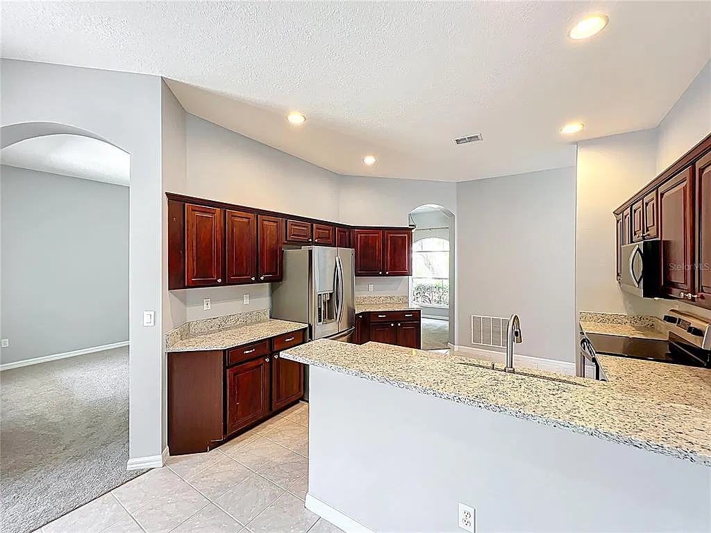3 bed, 2.0 bath, 1921 sqft, $3,250 — Photo 4