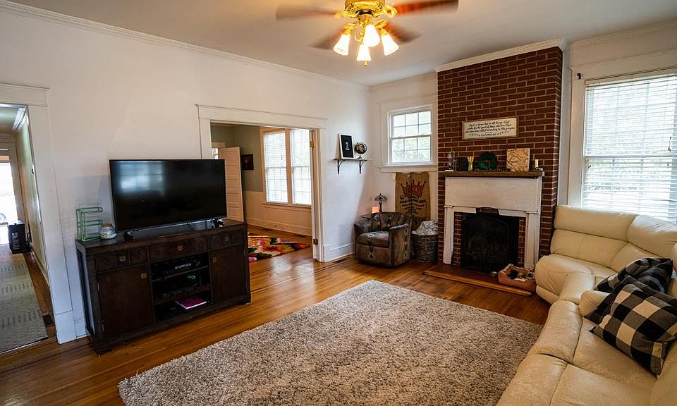 1st image of 208 W Railroad St