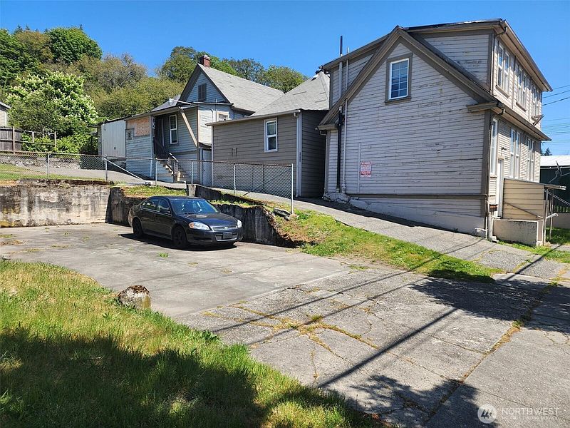 5th image of 1637 CENTER Street