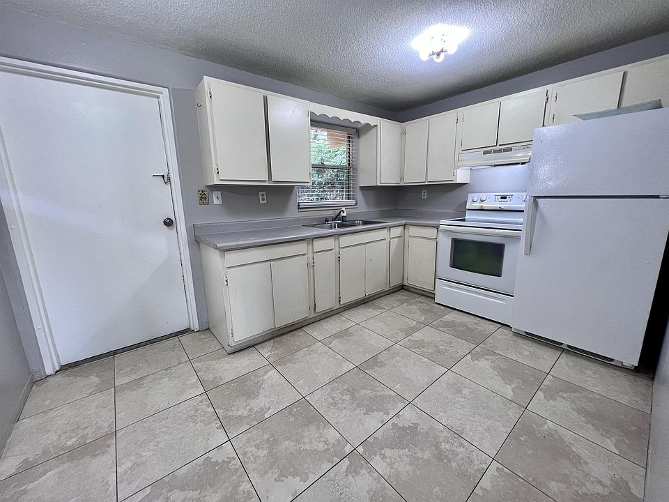 KITCHEN WITH BACKDOOR