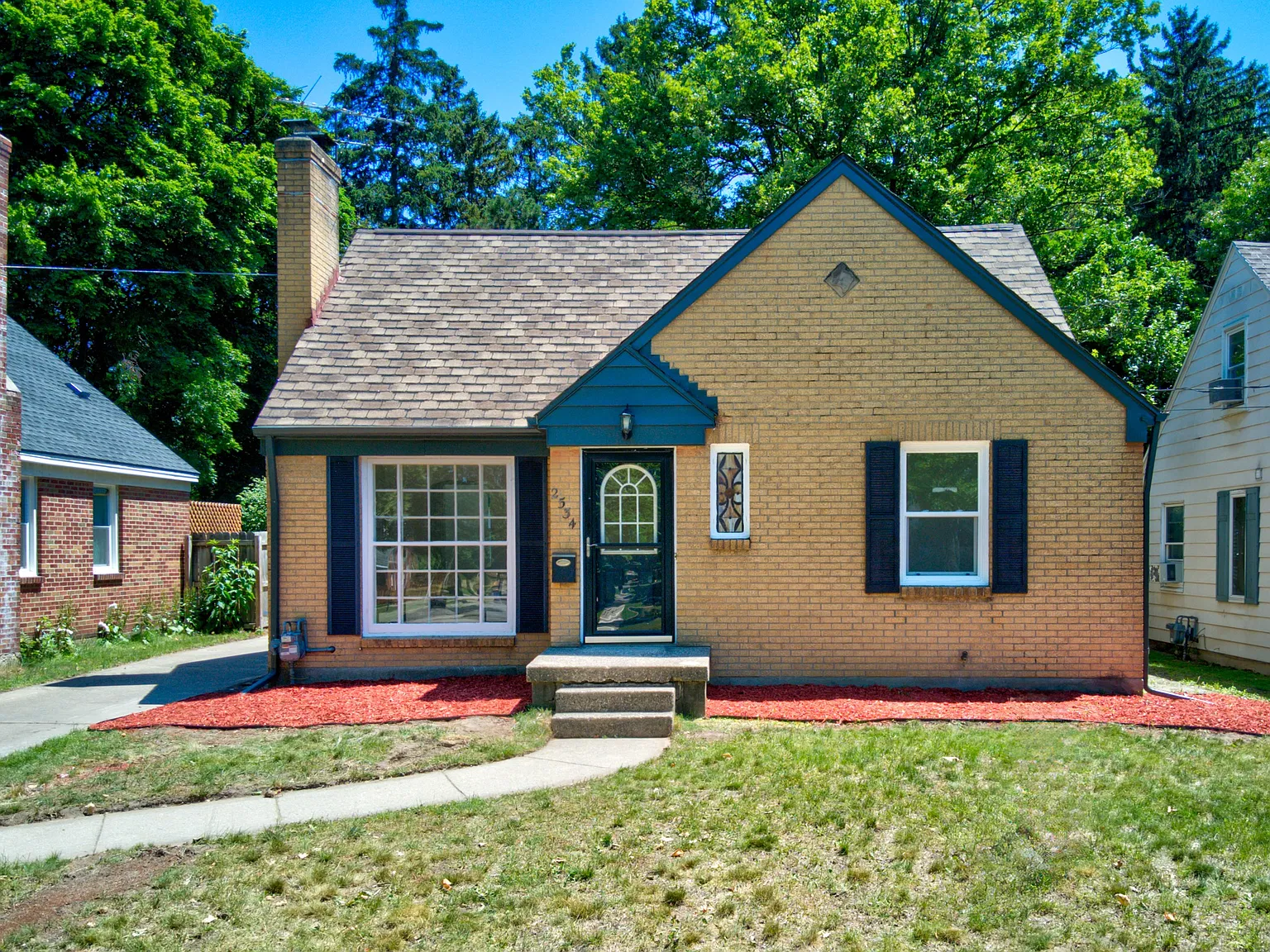 3 bed, 1908 sqft, $2,400 — Photo 1