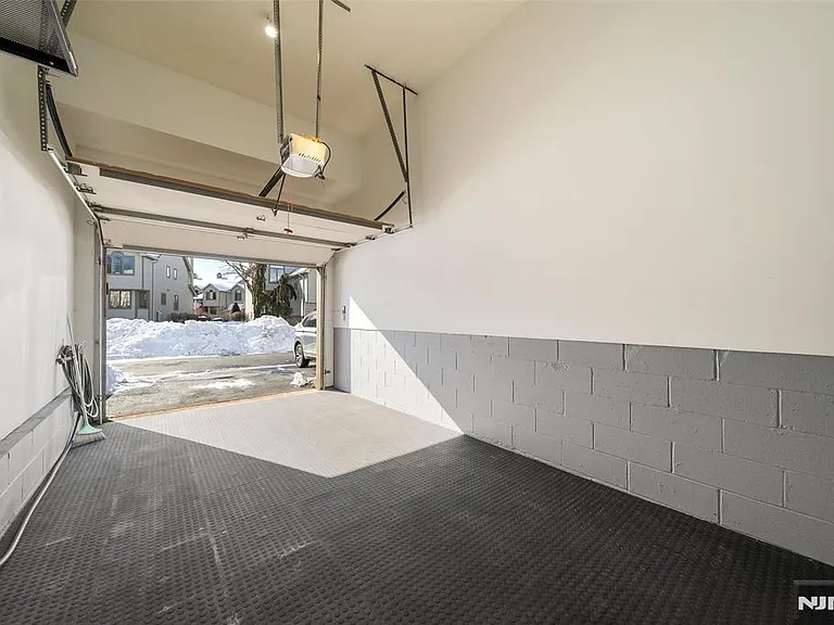 408 Dogwood Ct — Photo 41