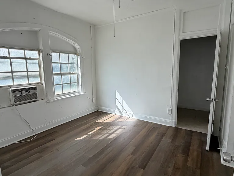 457 NE 24th St #10 — Photo 4