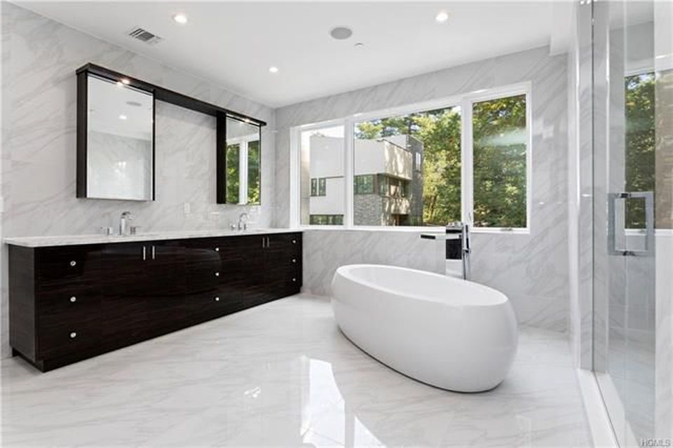 5 Bed 5 Bath Property, New York • 3,584 Sq Ft
