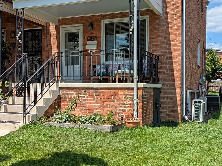 806 Hamilton St NE — Photo 2
