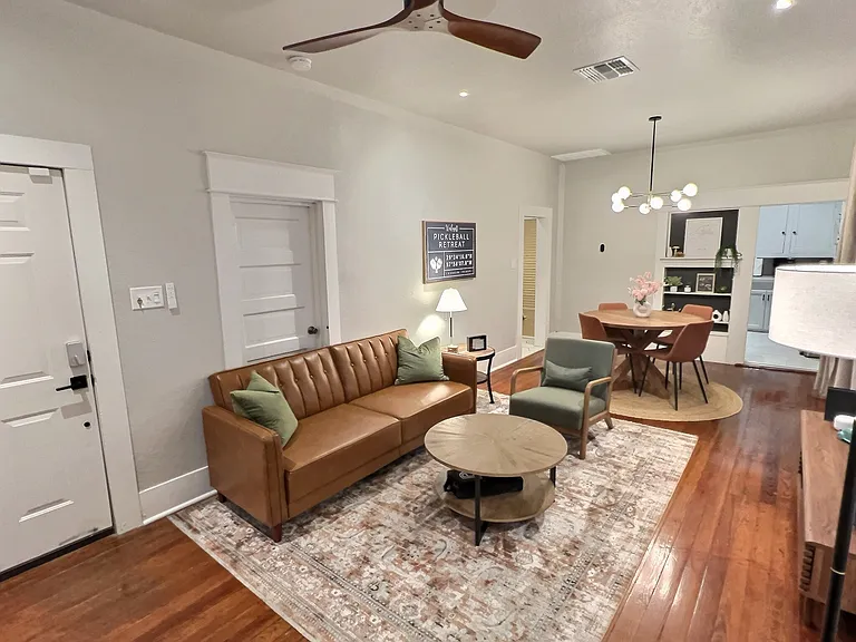 404 W Walnut St — Photo 4