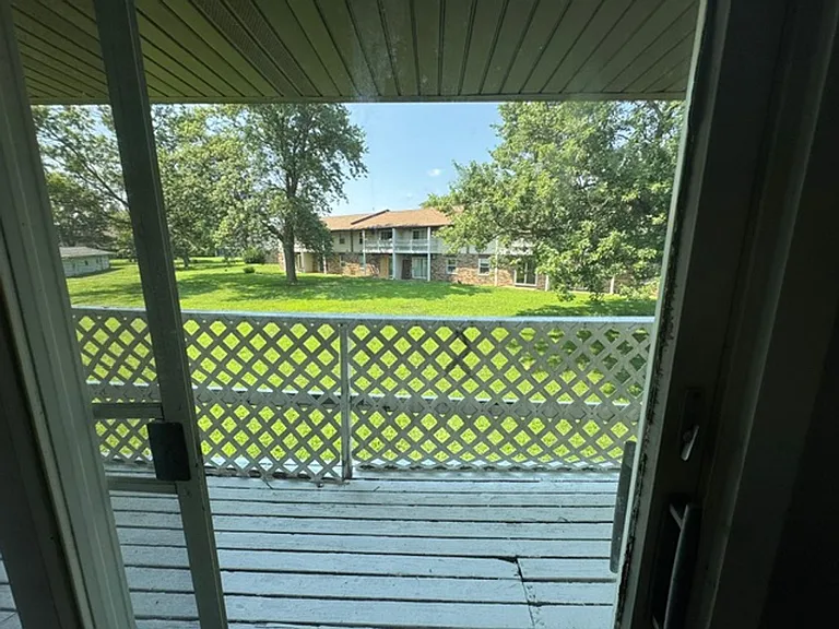 307 N Prairieview Rd — Photo 5