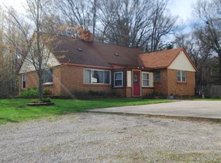 1033 E Sanford Rd, Midland, MI 48642
